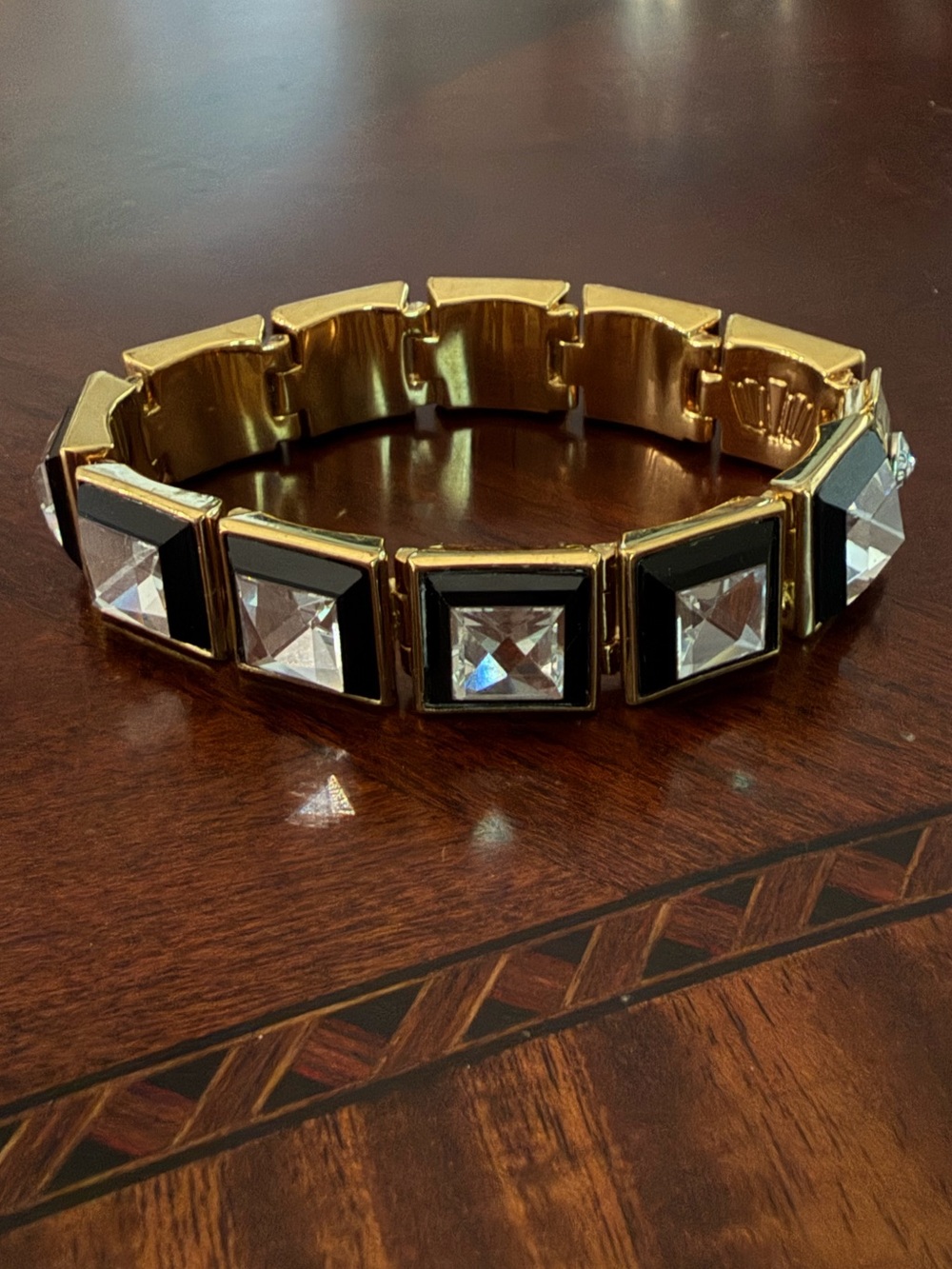 HENRI BENDEL GOLD TONE W/SQUARE RHINESTONE 1/2 X 6 3/4" FLIP CLASP BRACELET VGUC